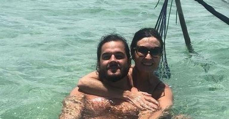 De biquíni, Fátima Bernardes mostra ótima forma e abre álbum de fotos ao lado de Túlio Gadêlha: ”Bons momentos”