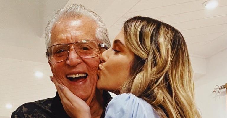 Filha de Carlos Alberto de Nóbrega lamenta distância do pai que está com Covid-19: “Morrendo de saudade”