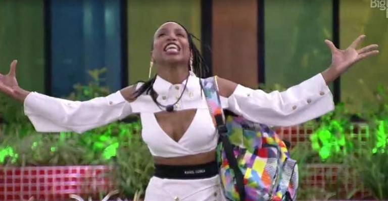 BBB21: Conformada? Com a mochila nas costas, Karol Conká ensaia a própria eliminação: “Me tirem daqui”