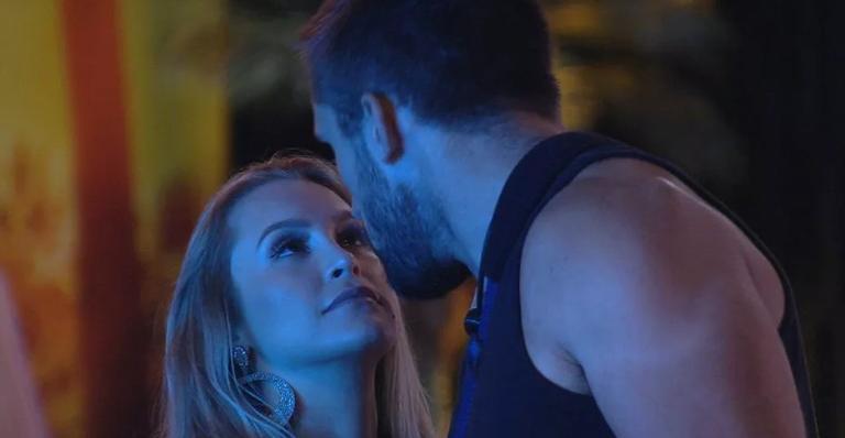 BBB21: Apaixonados? Entre um beijo e outro, Arthur se declara à Carla Diaz: “Melhor coisa que aconteceu”