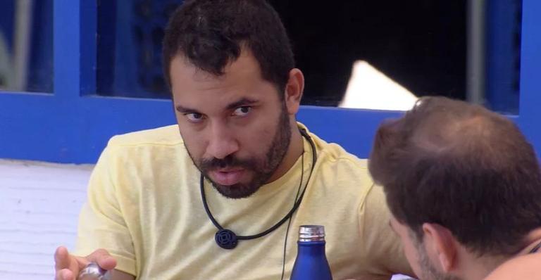BBB21: Gilberto assume que Karol Conká estava o envenenando: “Fala mal depois beija”