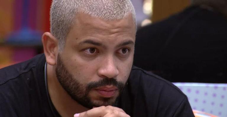 BBB21: Insatisfeito com o voto que levou de João Luiz, Projota ameaça: “Seus dias estão contados”