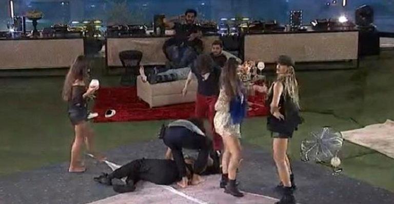 BBB21: Pocah cai desacordada na pista de dança durante festa na casa e assusta sisters: “Respira”