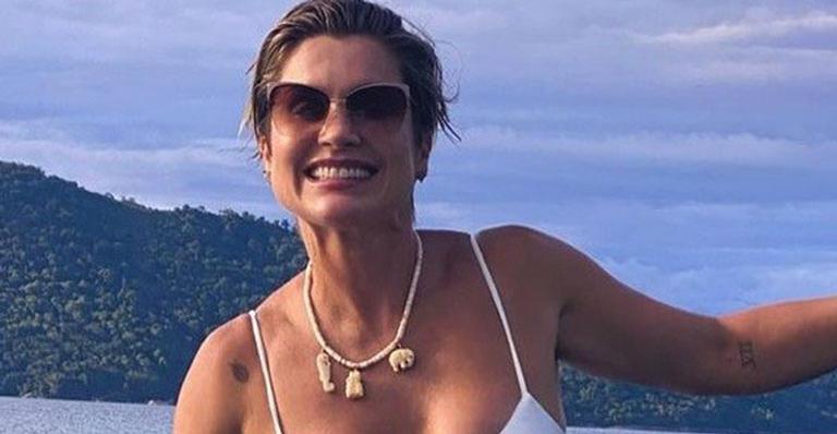 De biquíni branco, Flávia Alessandra deixa corpo definido em evidência durante passeio de barco: “Simplesmente maravilhosa”