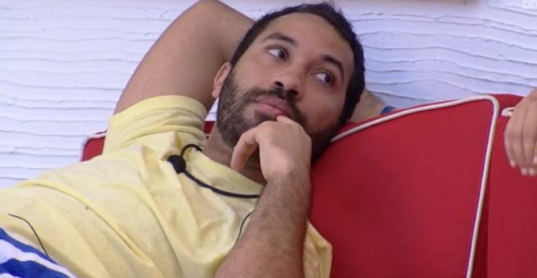 BBB21: Gilberto conta que entrou no reality para quitar apartamento da mãe: ”Vim com essa meta”