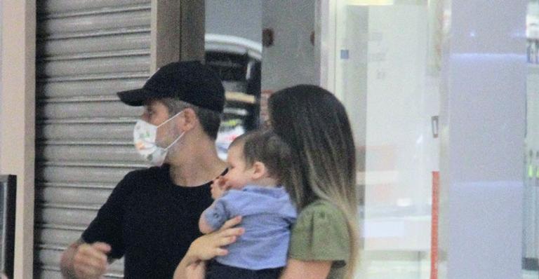 Em momento raríssimo, Giovanna Ewbank e Bruno Gagliasso são flagrados com o Zyan em shopping