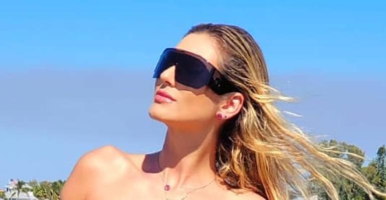 Só de maiô, Lívia Andrade curte dia ensolarado e pernas esculturais roubam a cena: “Sereia fora do mar”