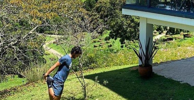 Alexandre Pato choca ao mostrar mansão de vidro em que mora com Rebeca Abravanel: “Que lugar maravilhoso”