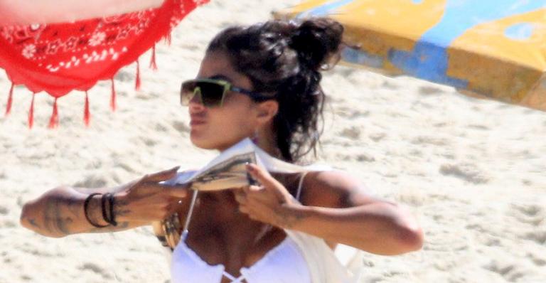 Que espetáculo! Aline Riscado incendia as areias cariocas ao exibir corpo sarado com maiô branco cavadíssimo