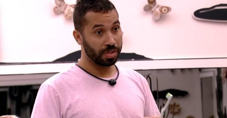 BBB21: Boy da inimiga! Gilberto revela que era interessado em ficar com Arcrebiano: “Queria pegar ele”