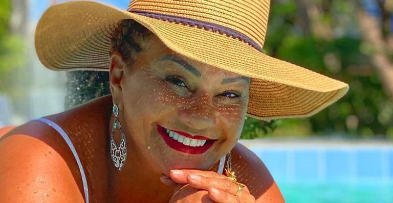 Aos 63 anos, Solange Couto posa de biquíni branco e exibe corpo exuberante: “Um sorriso faz toda a diferença”