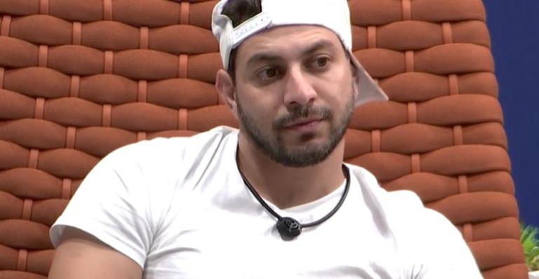 BBB21: Caio se incomoda e garante que não compactua com jogo de Projota: ”Não é o que eu quero”