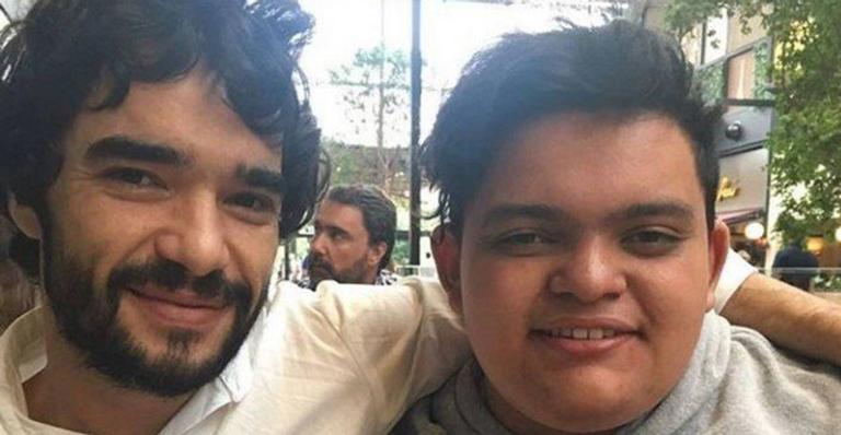 Caio Blat compartilha fotos raras ao comemorar os 18 anos do filho, Antonio: “É um homem lindo”