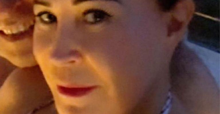 De biquíni, Zilu Camargo posa agarradinha com namorado e se declara: “Amo muito”