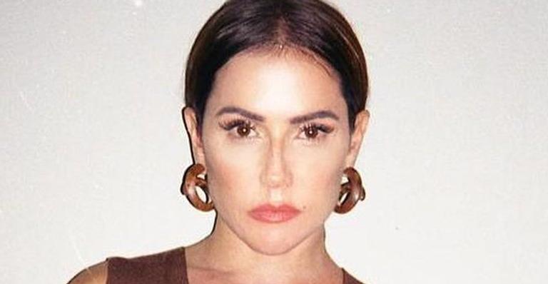 Deborah Secco se anima e requebra muito na sala de casa: “Estava murcha”