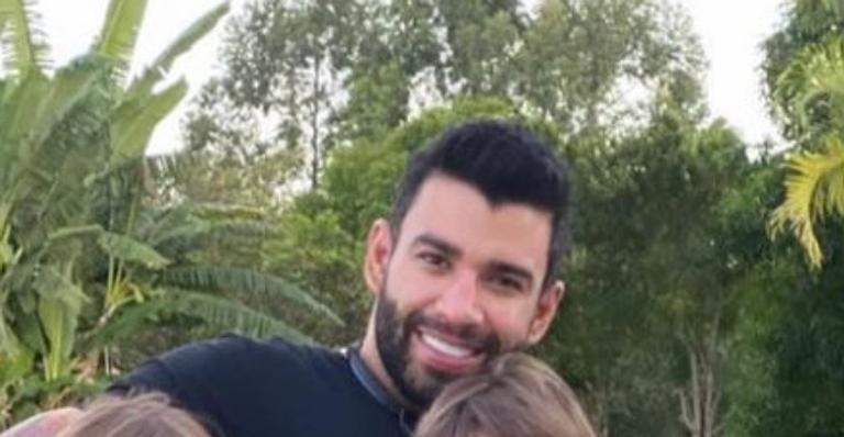Em registro encantador, Gusttavo Lima surge com os herdeiros e Andressa Suita se derrete: “Riquezas”
