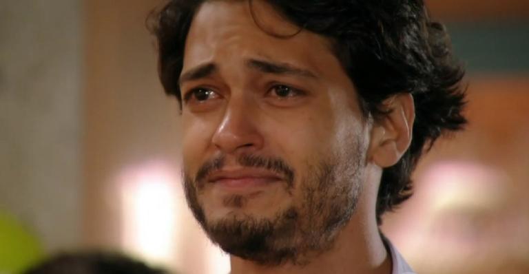 Flor do Caribe: Hélio deixa a cadeia e se emociona ao ser recebido com festa pela família