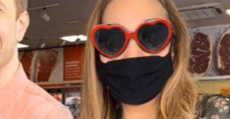BBB21: Após trocas de farpas, Sônia Abrão posa com foto de Tiago Leifert e ironiza: ”Não ia perder a chance”
