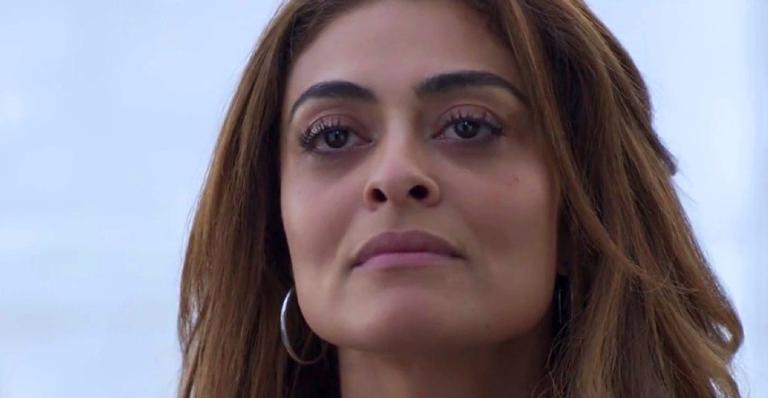 A Força do Querer: Bibi volta ao morro desolada e dá de cara com Carine toda plena
