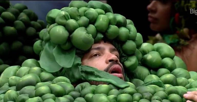 BBB21: Deu ruim! Projota passa mal com roupa do Monstro e precisa ser socorrido: “Perdi a fome”