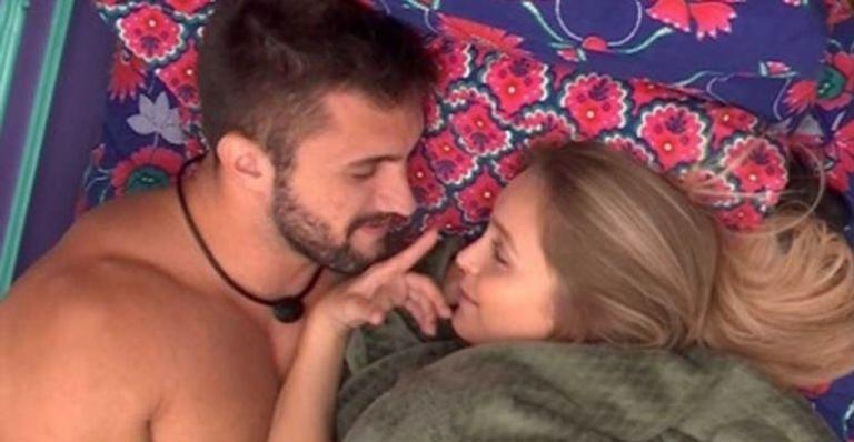 BBB21: Na cama com Carla Diaz, Arthur lembra de Tiago Leifert e questiona tamanho de seu dote: “Tinha razão?”