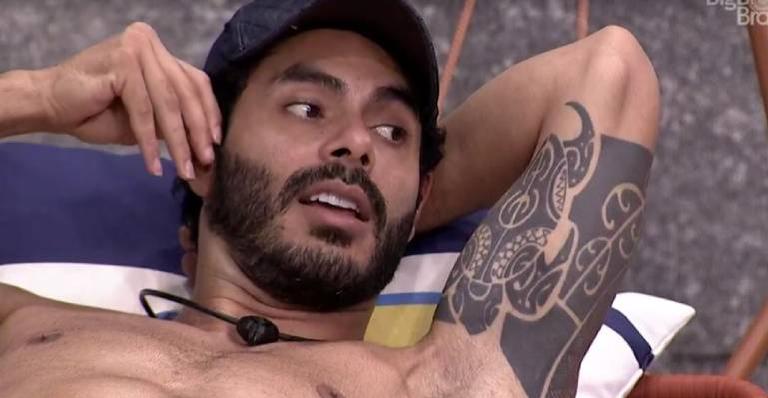 BBB21: Rodolffo solta os cachorros contra Fiuk após brother negar comida da Xepa: “Menino chato”