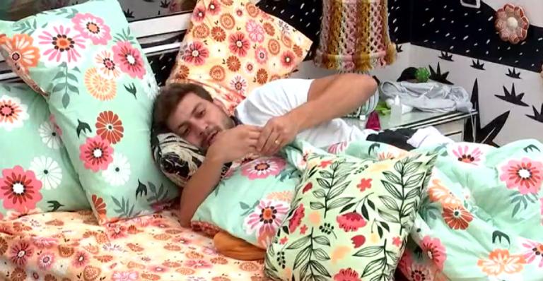 BBB21: Caio recebe atendimento médico no confessionário e fala sobre o pé: ”Caminho certo”