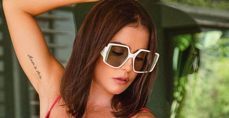 Deborah Secco surge com vestido rosa curtinho e ostenta decote de tirar o fôlego: “Que mulherão”