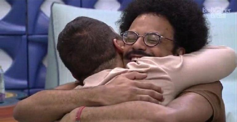 BBB21: Em papo quente, Gilberto revela que teve sonho erótico com João: “Que situação”