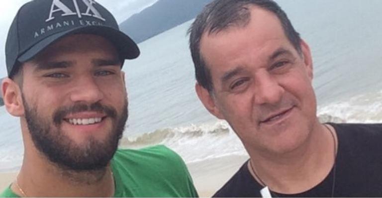 Goleiro Alisson Becker se pronuncia pela primeira vez sobre morte do pai: “Nossa família se sente amada”