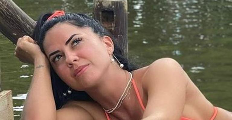 Noiva de Zezé di Camargo posa de biquíni fio-dental e fãs babam: “Sua mãe não tem útero, tem um pincel”