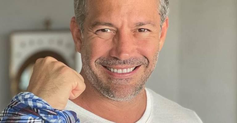 Que diferença! Malvino Salvador mostra resultado impressionante de implante capilar após três semanas