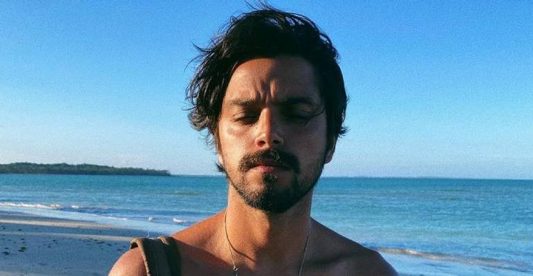 Sem camiseta, Rodrigo Simas ostenta barriga trincadíssima e deixa internautas sem ar: “Multiplica, senhor”