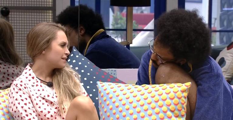 BBB21: Carla lamenta ter magoado Thaís e desabafa para João Luiz: “Momento muito ruim para mim”