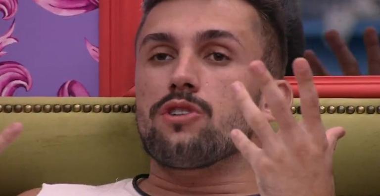 BBB21: Revoltado, Arthur sugere partir para a violência com outros brothers: “Vontade de meter a porrad***”
