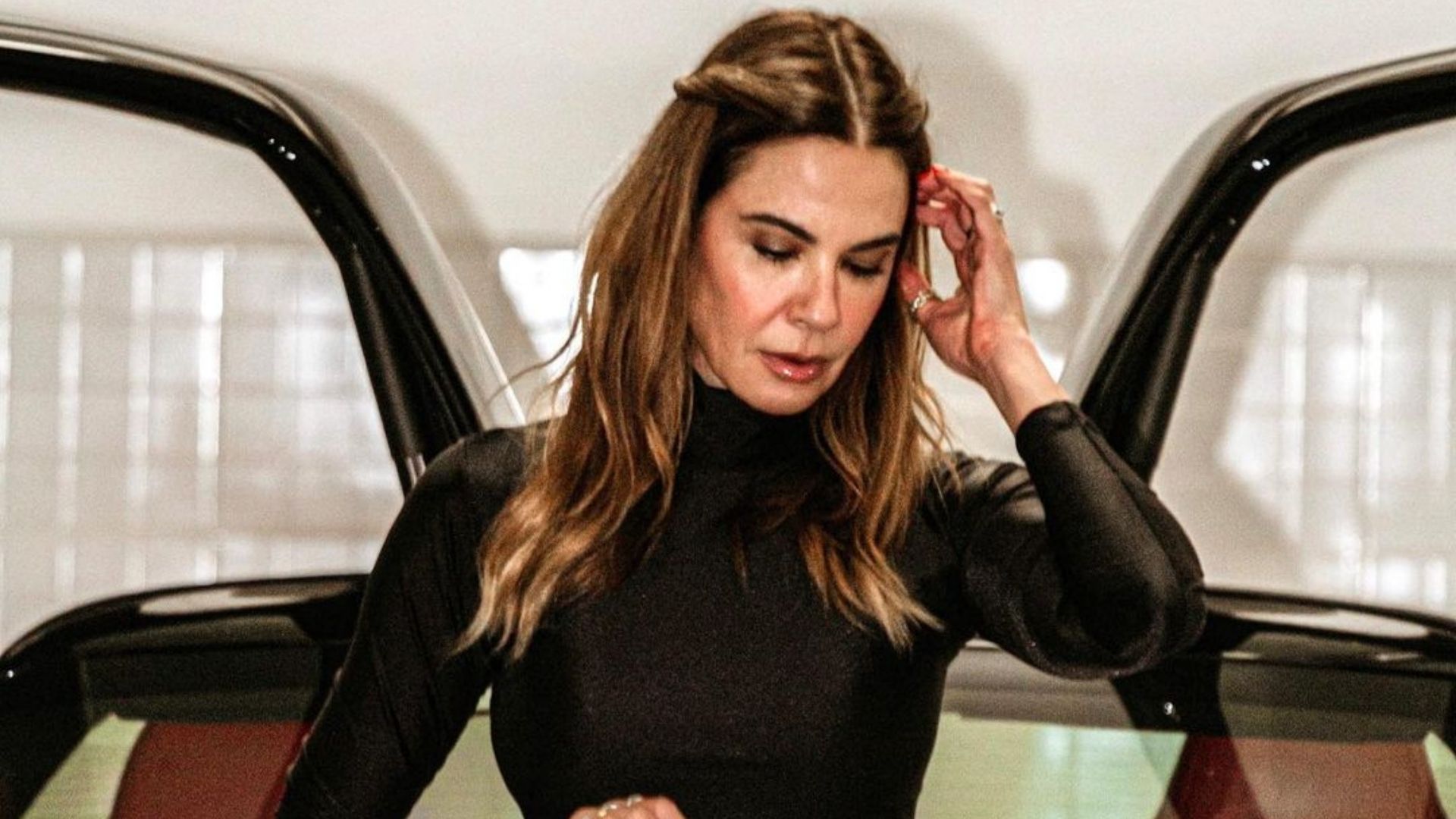 De pernas abertas, Luciana Gimenez cobre intimidade com bolsa grifada: “Musa”