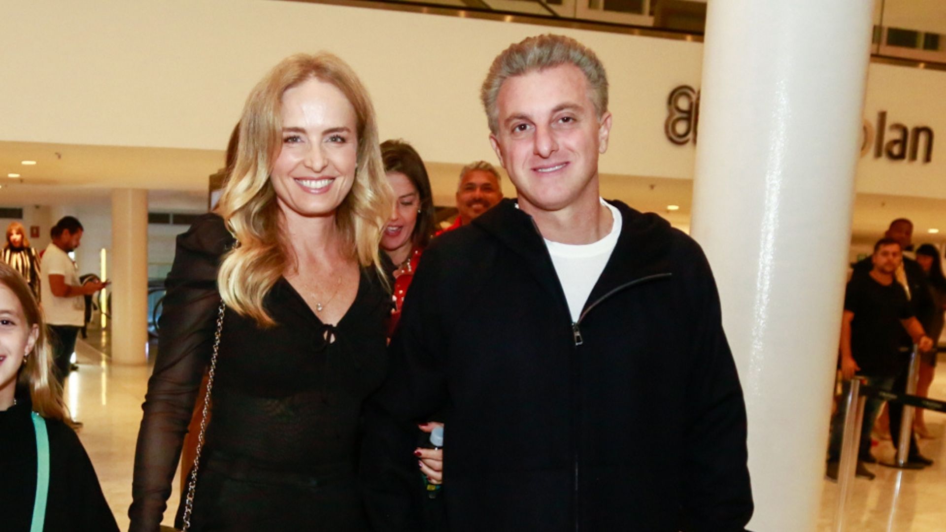 Estilosa! Eva Huck rouba a cena ao surgir de mãos dadas com Angélica e Huck