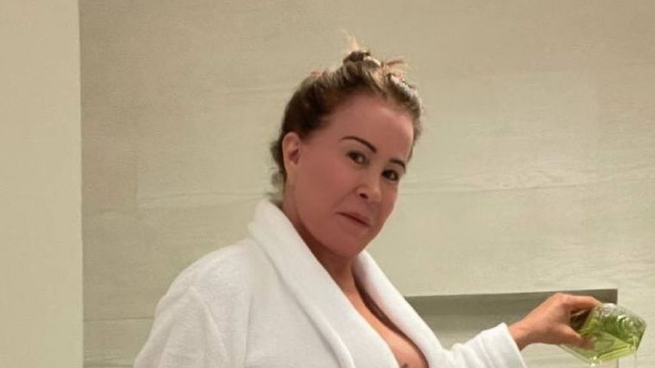 Aos 62 anos, Zilu Camargo deixa pernões de fora em clique sexy só de roupão em banheiro luxuoso: “Relaxar e curtir”