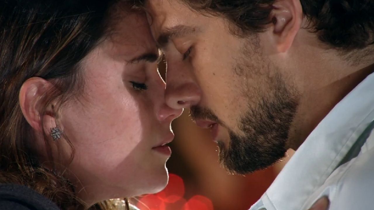 A Vida da Gente: Ana desabafa com Rodrigo, clima esquenta e Manu pega no flagra