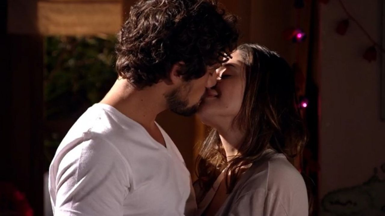 A Vida da Gente: Ana tem sonho intimo com Rodrigo e entra em desespero