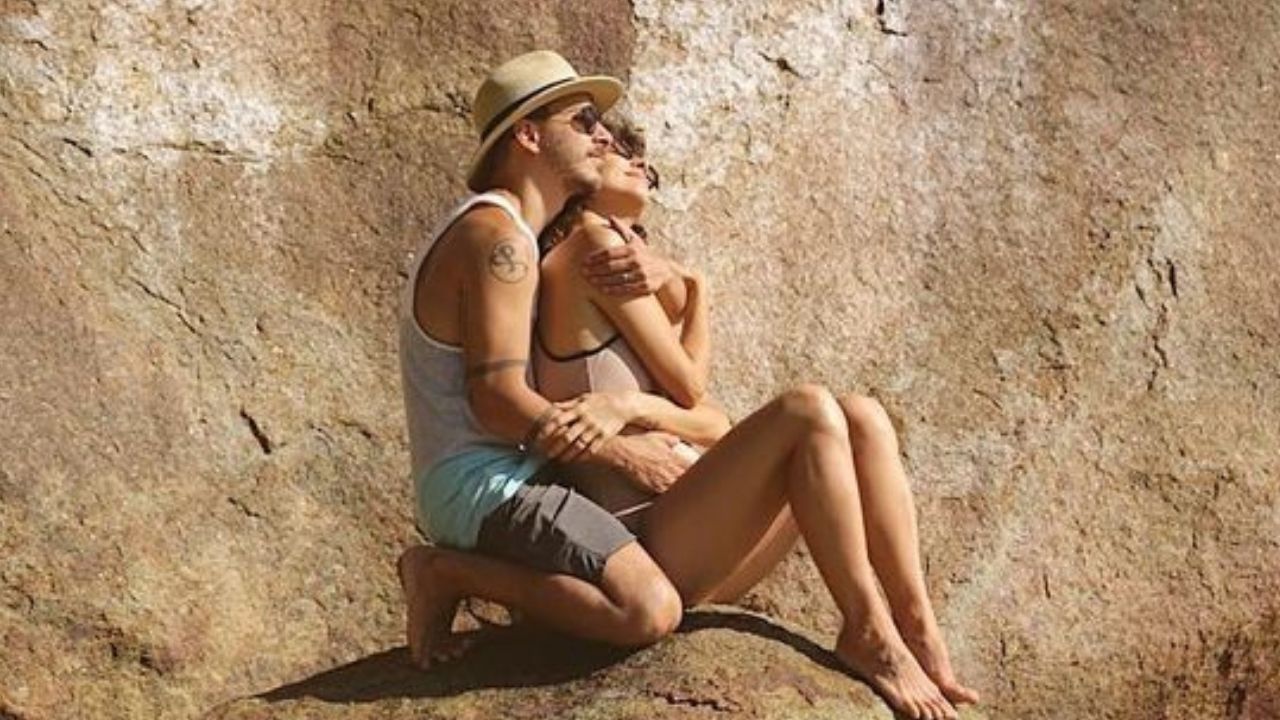 Agarradinhos, Monica Benini e Junior Lima compartilham clique raro na praia: “Parceirinho, te amo tanto”