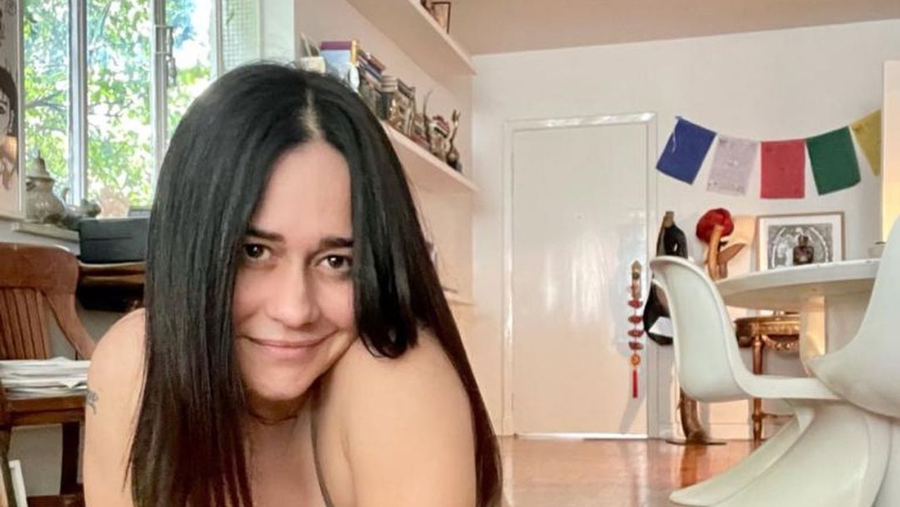 Aos 50 anos, Alessandra Negrini sensualiza durante treino de biquíni em casa e arranca suspiros: ”Perfeita”