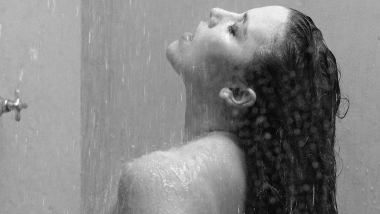 Alice Wegmann deixa mamilos à mostra, é censurada na web e volta a publicar nudez: “Assim pode?”
