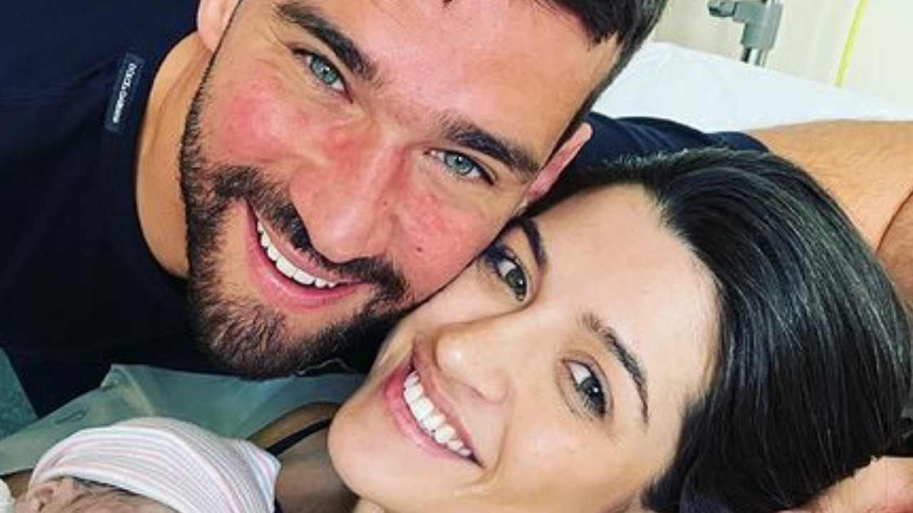 Nasce o terceiro filho do goleiro Alisson Becker com a esposa Natália Becker: “Seja bem-vindo”