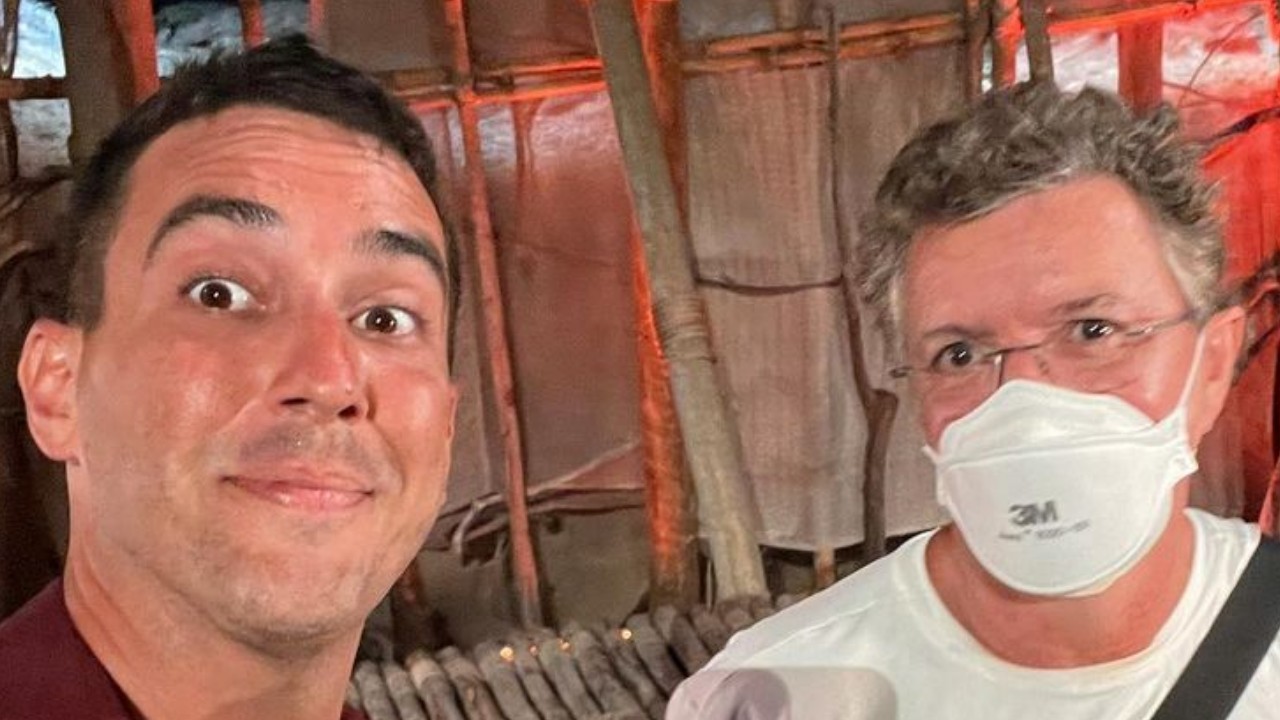 André Marques comemora audiência em estreia de No Limite ao lado de Boninho: “Felizes”