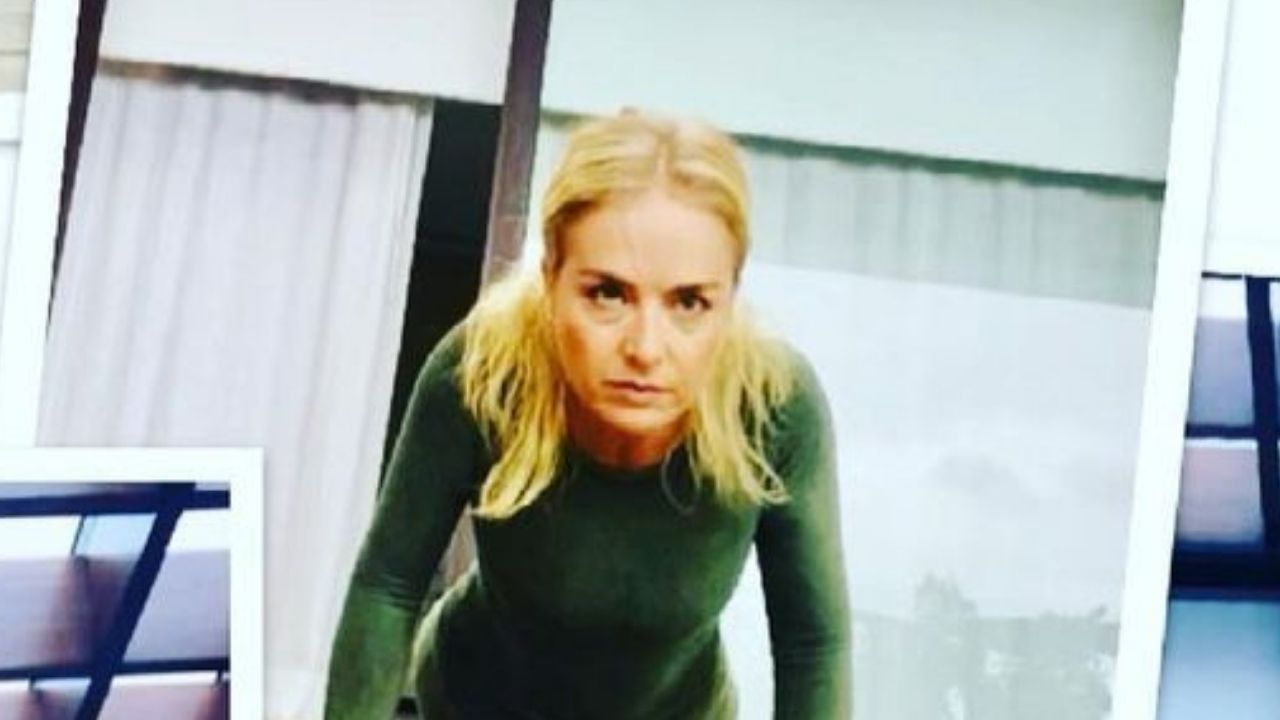 Aos 47 anos, Angélica ostenta flexibilidade impecável em prática de yoga em mansão luxuosa: “Namastê”