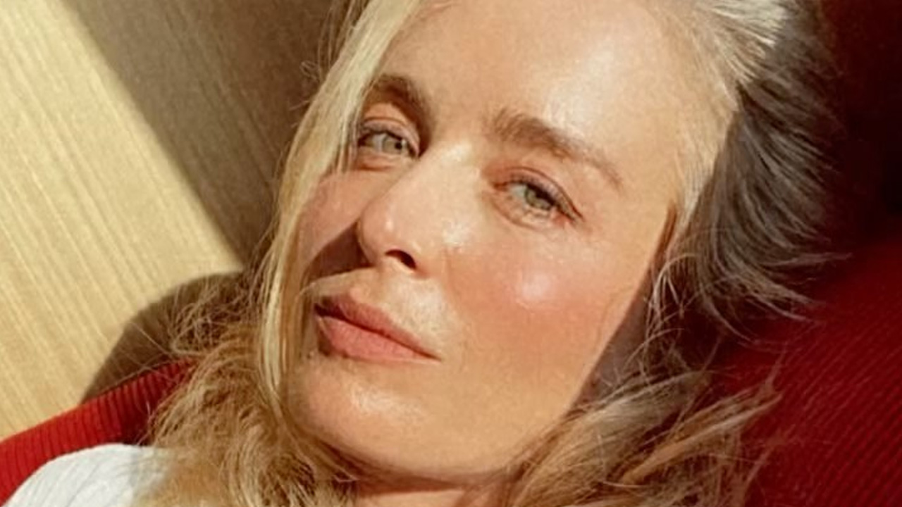 Aos 47 anos, Angélica toma sol com a camisa aberta e ostenta beleza intocada: “Seduzida pelo sol”