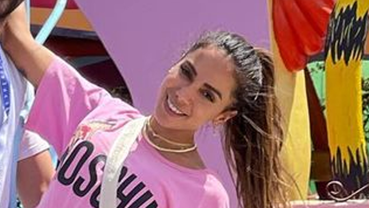 Feliz da vida, Anitta aparece agarrada ao namorado bonitão durante passeio com amigos nos EUA