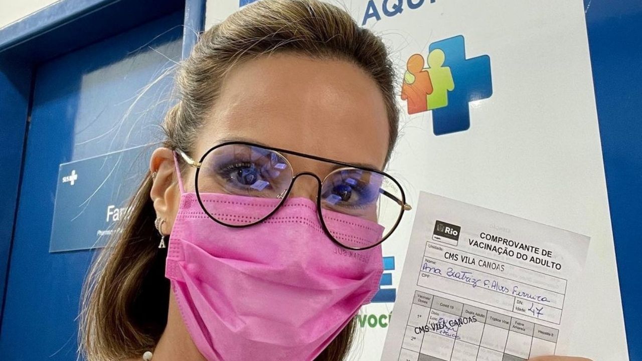 Aos 47 anos, Ana Furtado é vacinada contra a Covid-19 e se emociona: “Esperança pela vida”