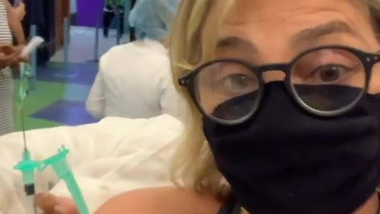 Aos 54 anos, Heloisa Périssé toma a primeira dose e homenageia Paulo Gustavo: “Não tem como vacinar e não pensar nele”